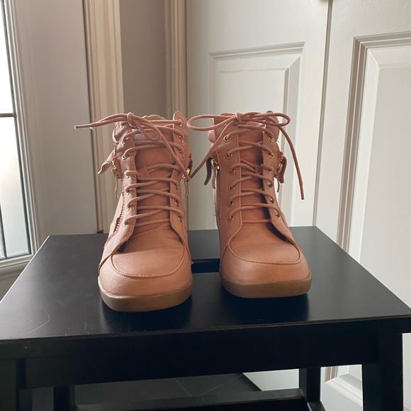 Top Moda - size 5 1/2 - hidden heel lace up sneaker - synthetic upper - Picture 2 of 16